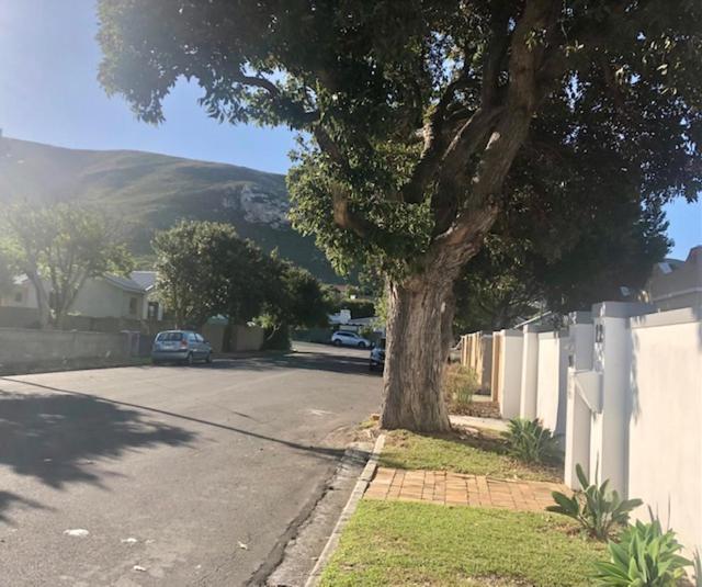 The Lily House Hotell Hermanus Exteriör bild