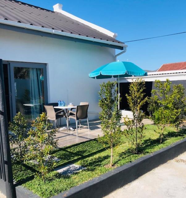 The Lily House Hotell Hermanus Exteriör bild